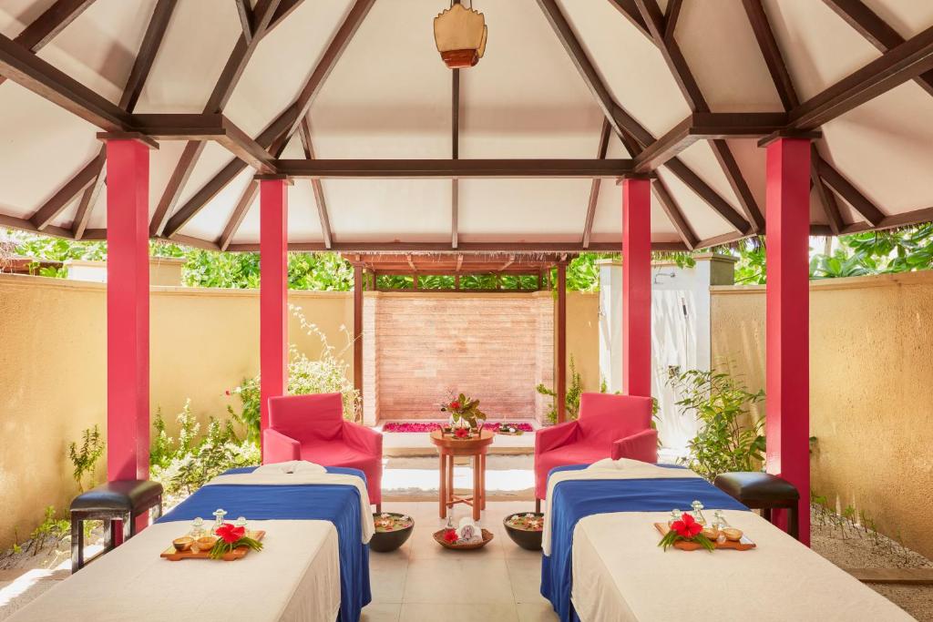 Posezení v ubytování Sun Siyam Vilu Reef with Free Transfer