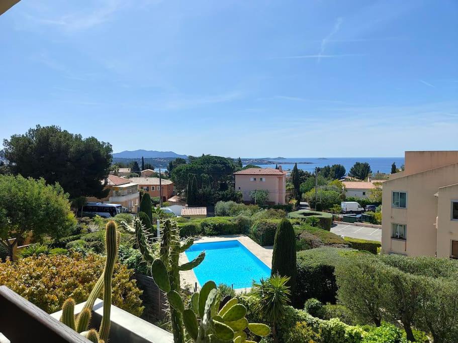 Photo de la galerie de l'établissement Studio de charme avec piscine et belle vue mer, à Bandol