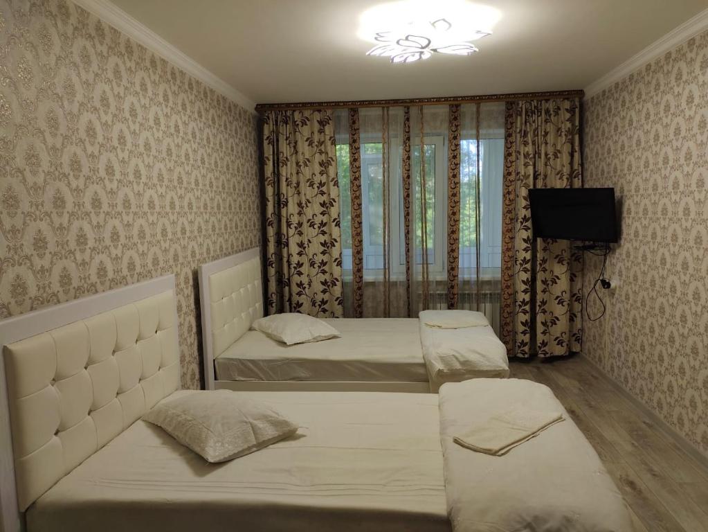 เตียงในห้องที่ Квартира в городе Хромтау