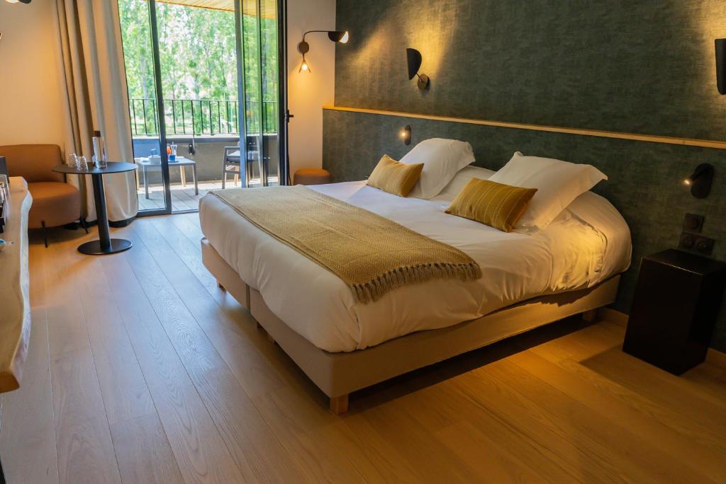 Кровать или кровати в номере Auberge de la Caillère - Teritoria