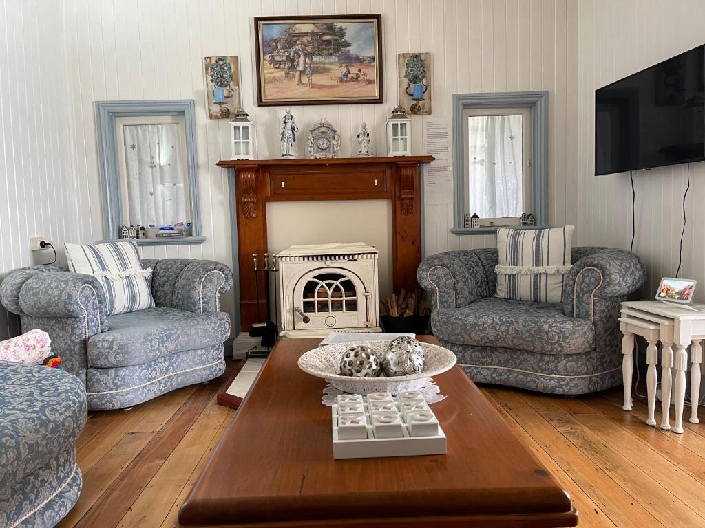 Χώρος καθιστικού στο Cherry Blossom Cottage-with country charm and spa