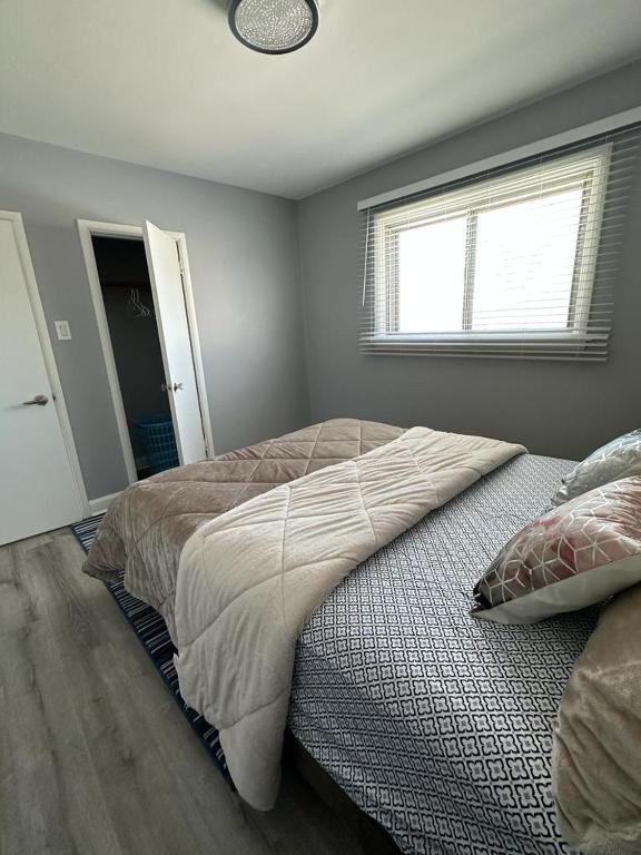 Postel nebo postele na pokoji v ubytování Spotless 4 Bedrooms 4 Beds Sleep 8 in Winnipeg