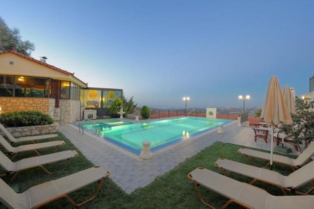 Bazén v ubytování Rafkos Mansion with Private Pool and Amazing View nebo v jeho okolí