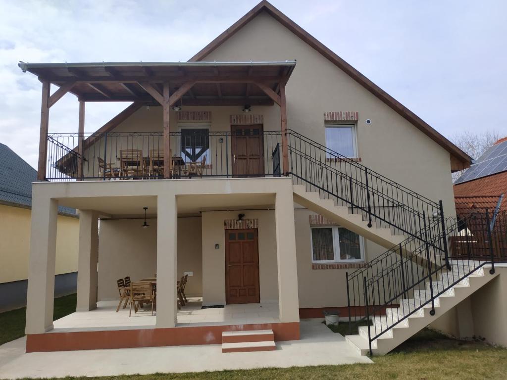 Casa con balcón con mesa y sillas en BBFamily, en Balatonboglár