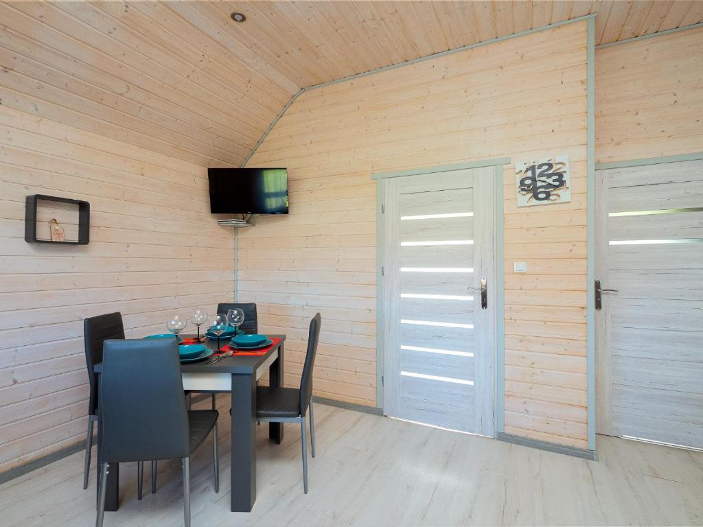 TV a/nebo společenská místnost v ubytování Domki Malibu