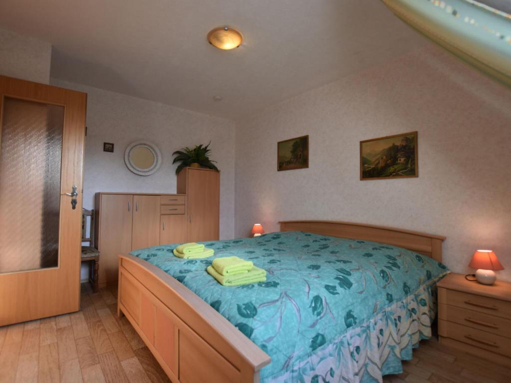 ein Schlafzimmer mit einem Bett mit einer blauen Bettdecke in der Unterkunft Snug Apartment in Kröpelin Germany in Klein Nienhagen