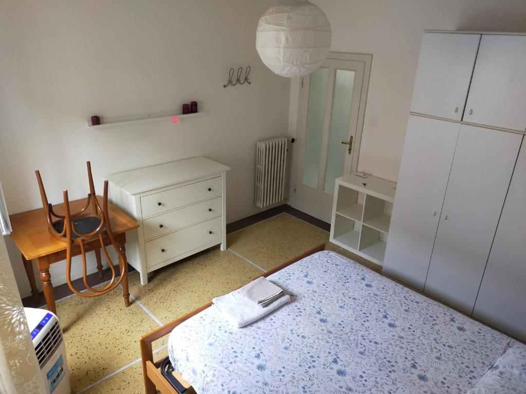 B & B via Borgo di san Pietro tesisinde bir odada yatak veya yataklar