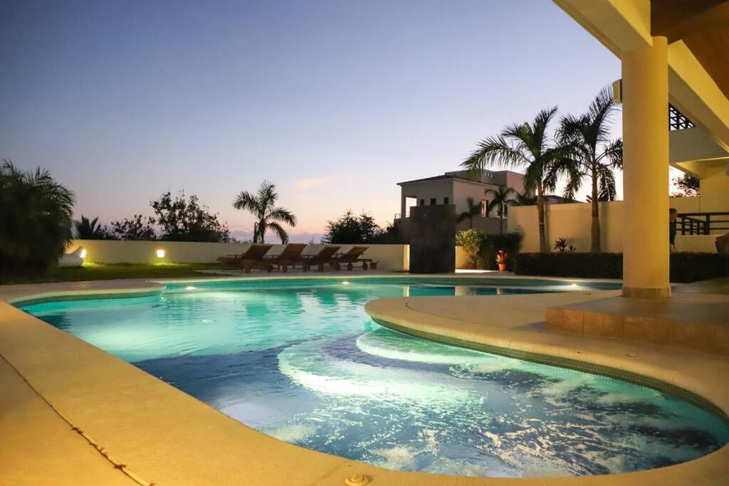 a swimming pool in a yard with a house at Super casa, la mejor vista de Huatulco in Tangolunda
