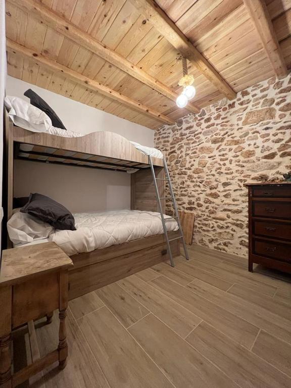 a room with two bunk beds in a brick wall at Casa Vicent in Alcanar