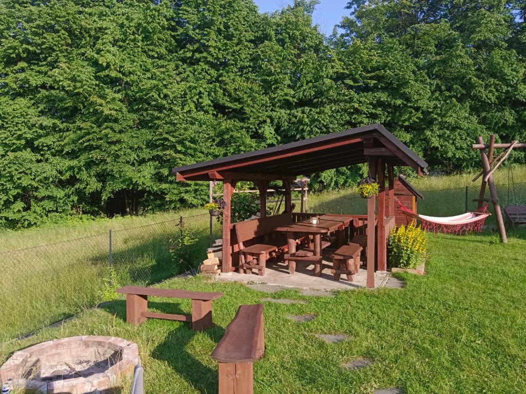 Vonkajšia záhrada v ubytovaní Apartament Wrzosowisko