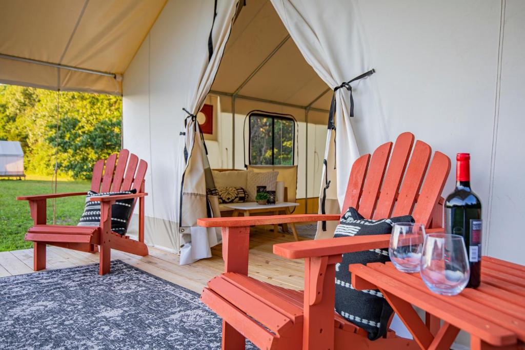 Nápoje v ubytování Roaring River Luxury Glamping #2
