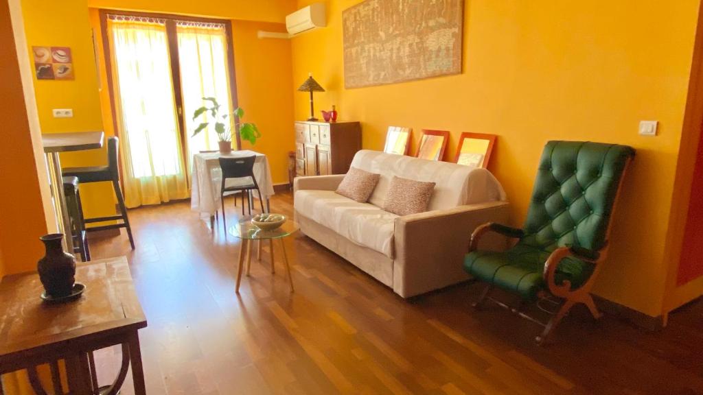 un salon avec un canapé et deux chaises dans l'établissement Chaleureux appartement, à Nice