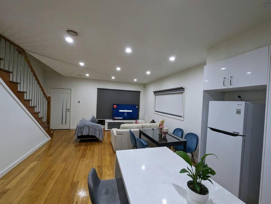 2BR house close 2 melb airport - Housity
