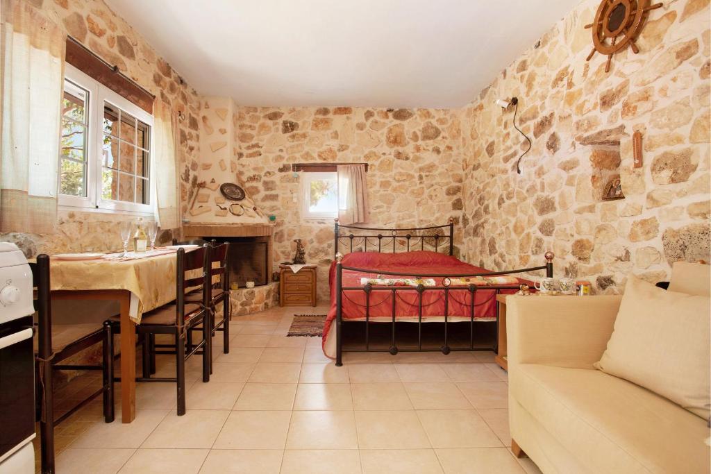 een slaapkamer met een bed in een stenen muur bij Lithahiro stone house in Kerion