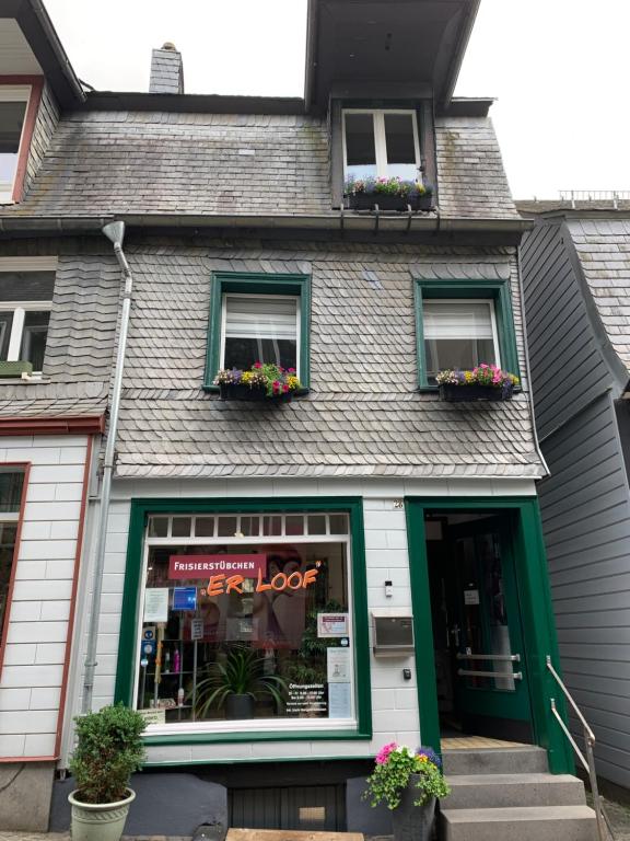 een winkel met bloemen in de etalage van een huis bij Ferienwohnung er Loof in Monschau