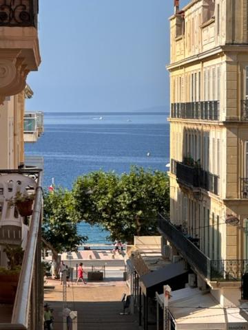 uma vista para um edifício com o oceano ao fundo em Appartement vue mer, carré d’or ,150 m plages. em Saint-Raphaël