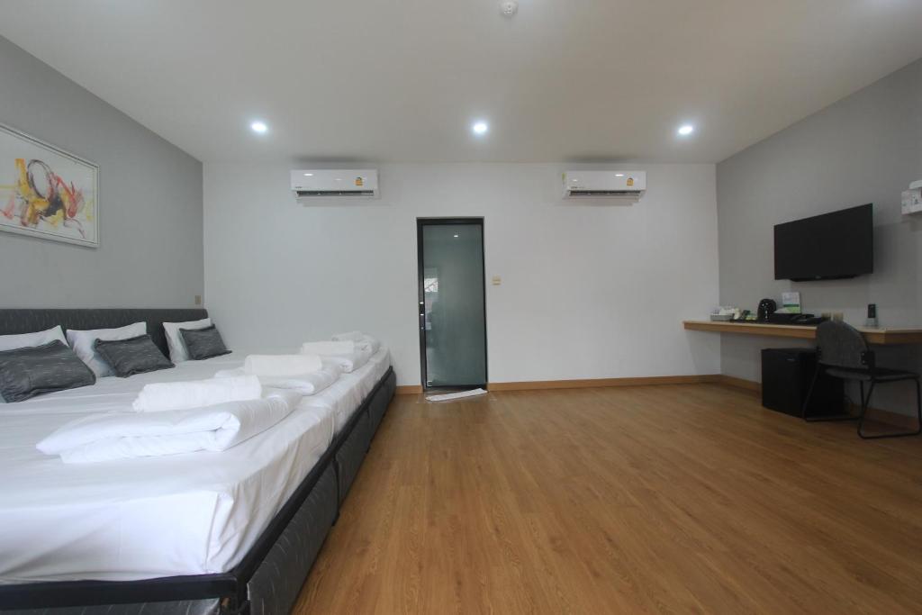 Postel nebo postele na pokoji v ubytování The Mira Hotel Chiang Rai