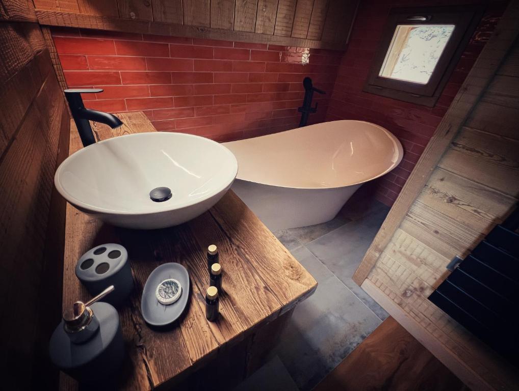 Kúpeľňa v ubytovaní Chalet Aconit, terrasse panoramique avec jacuzzi et sauna