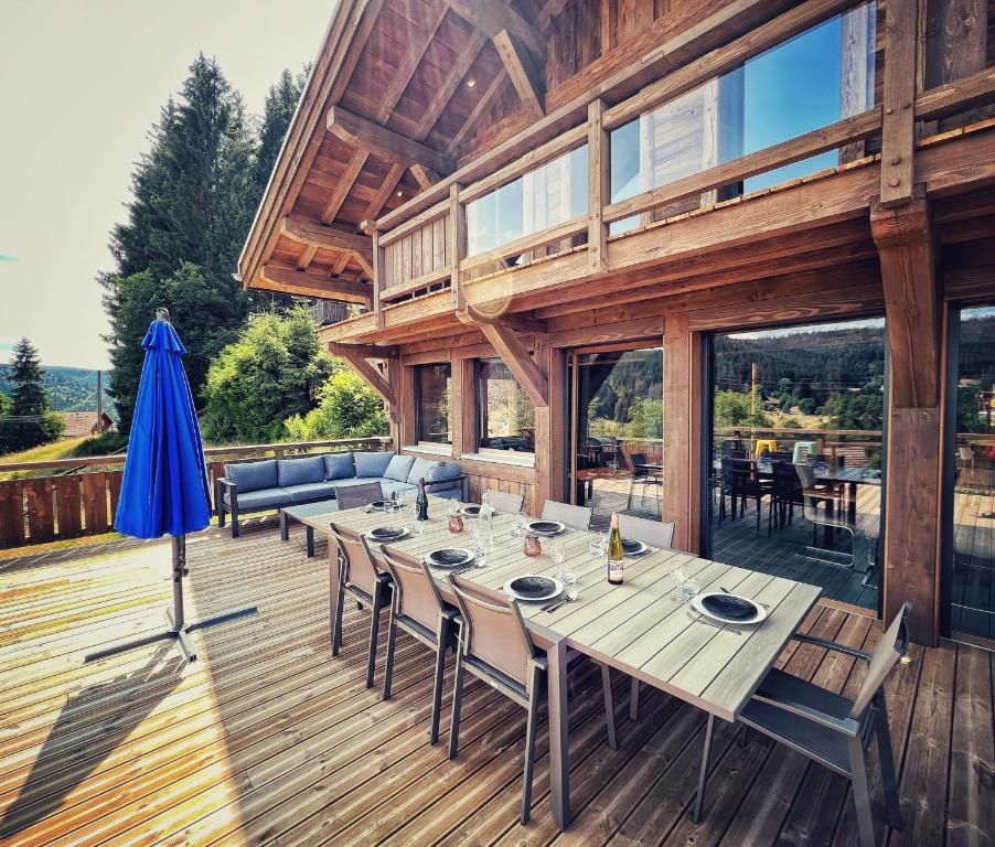 Balkón alebo terasa v ubytovaní Chalet Aconit, terrasse panoramique avec jacuzzi et sauna