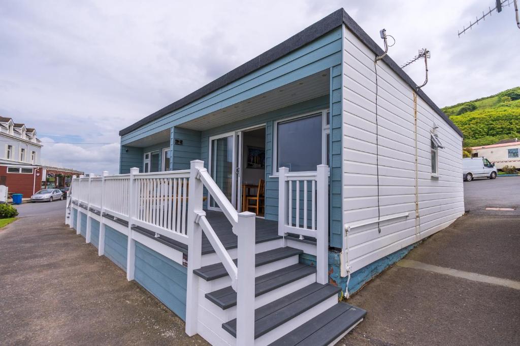 ein blau-weißes Haus mit einer Treppe in der Unterkunft Lundy Sea View Villa - Mobility friendly in Bideford