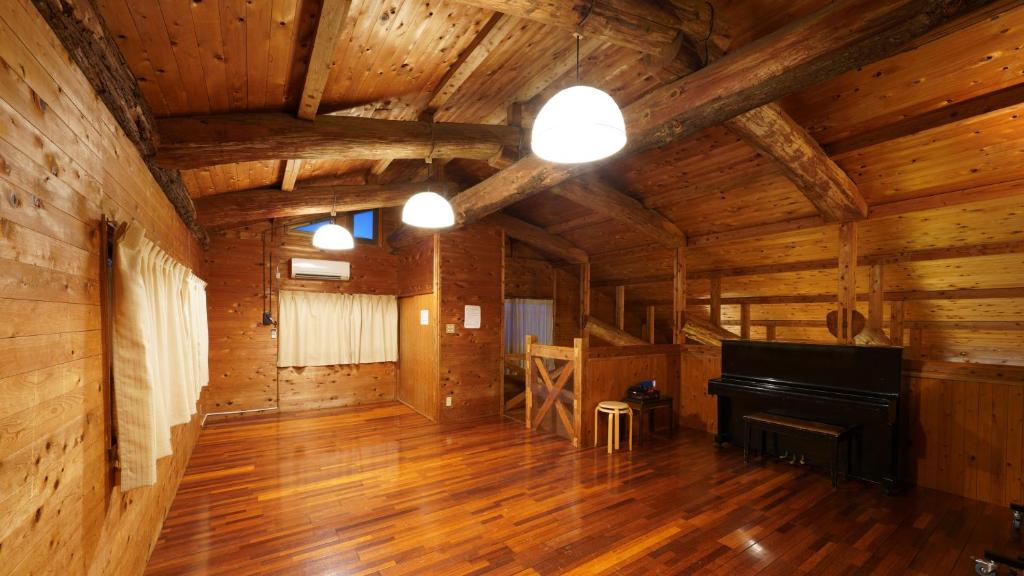 - un salon avec un piano dans une cabane en rondins dans l'établissement Villa Tora, à Onna