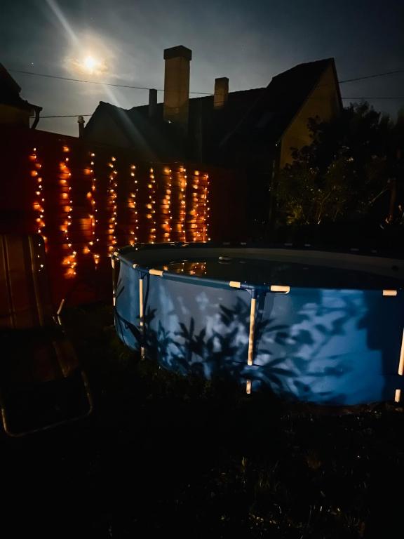 Zdjęcie z galerii obiektu Szandra Vendégház w mieście Öskü