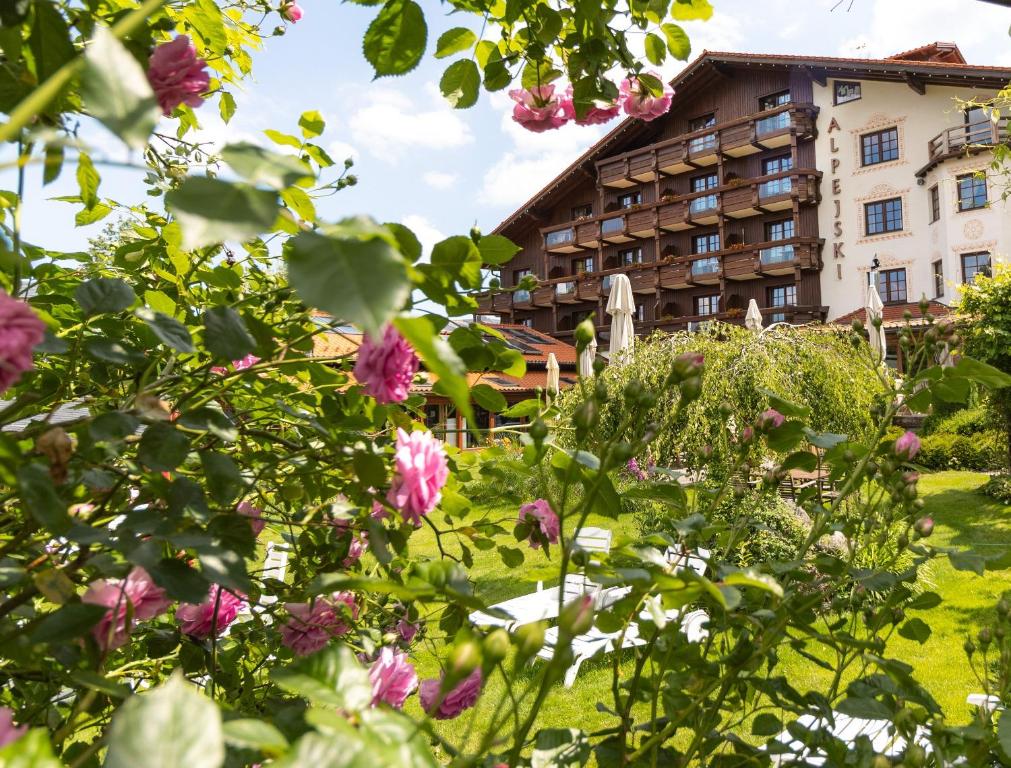 Blick auf das Hotel aus den Gärten in der Unterkunft Alpejski Boutique Hotel in Karpacz