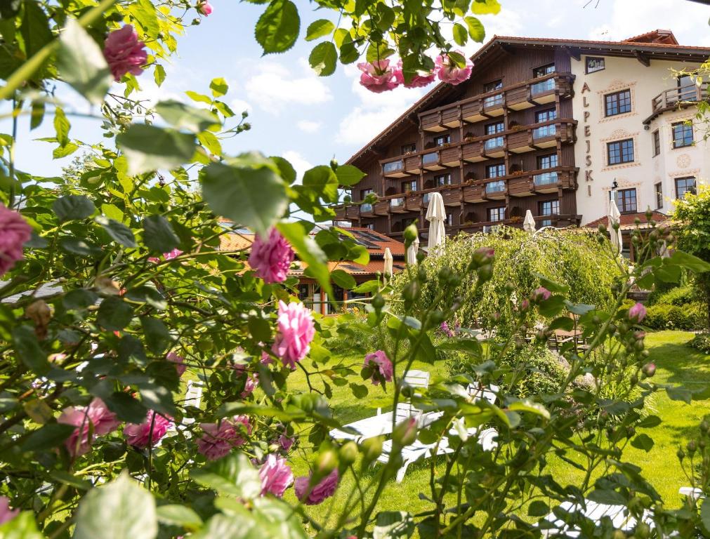 カルパチにあるAlpejski Boutique Hotelの庭園からのホテルの景色を望めます。