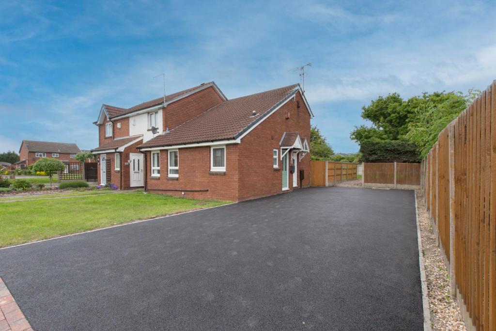 a driveway in front of a house at Leeway Lodge in Church Coppenhall