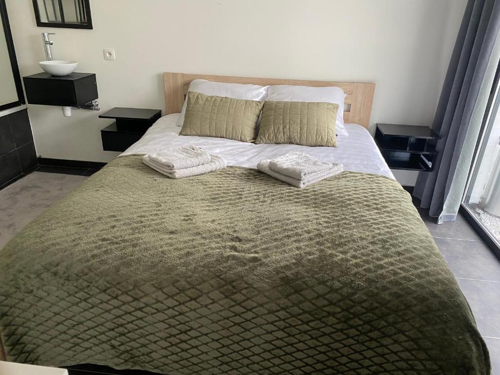 Een bed of bedden in een kamer bij Poolhouse afrit E17