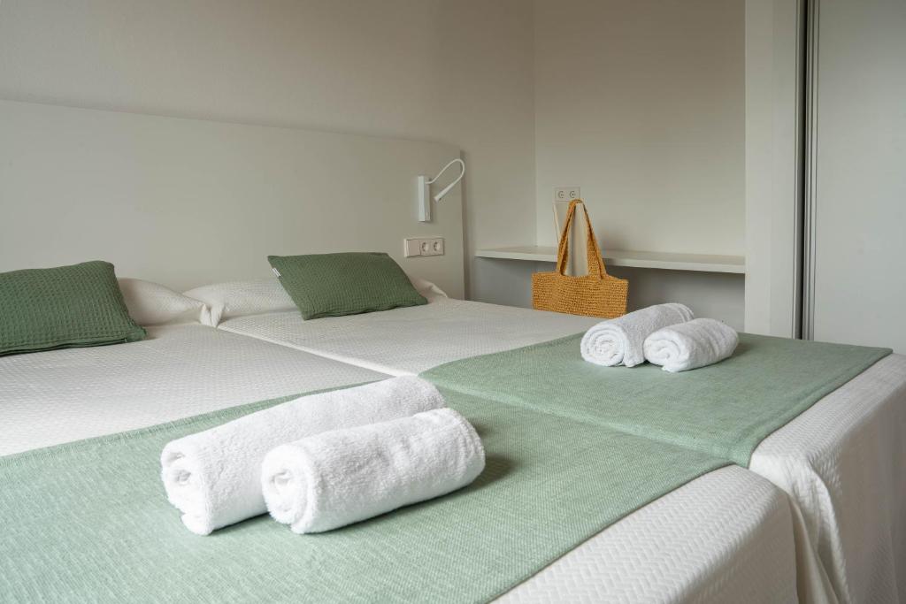 Villas Rymar, Calan Bosch – Updated 2023 Prices