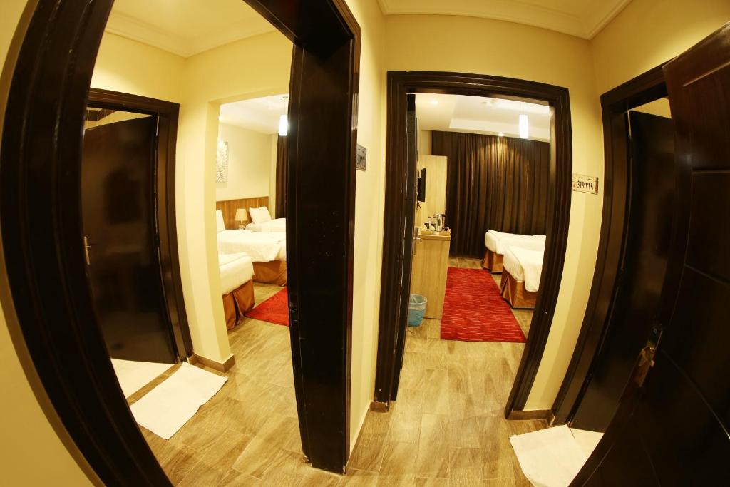 Postel nebo postele na pokoji v ubytování فندق المربع السابع Seventh Square Hotel