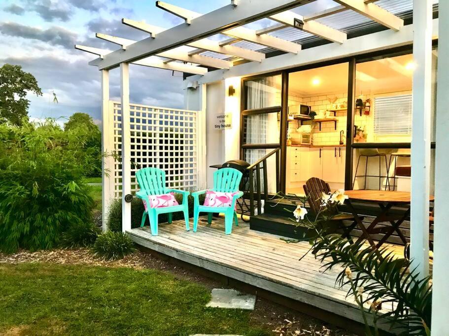 Zahrada ubytování Rustling Oaks NZ Tropical Tiny House
