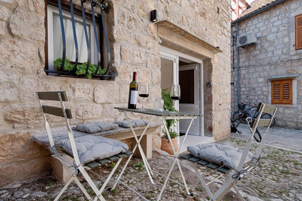 Apartment Kirinkin في فيس: طاولة مع زجاجة من النبيذ وكرسيين