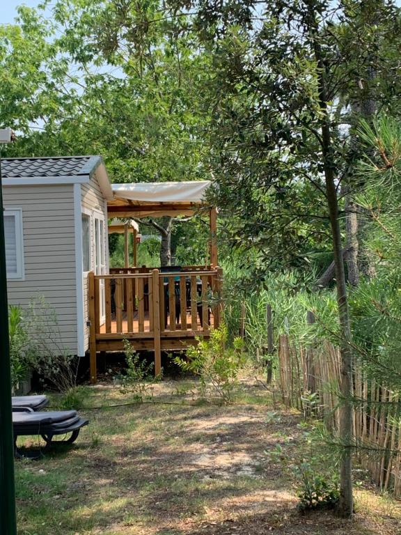 Ogród w obiekcie Envie d un break de paysages sauvages et de nature ce mobile home neuf tout confort climatise idealement situe au bord de l eau dans un camping 4 etoiles vous attend pour un week end quelques jours ou des vacances en famille