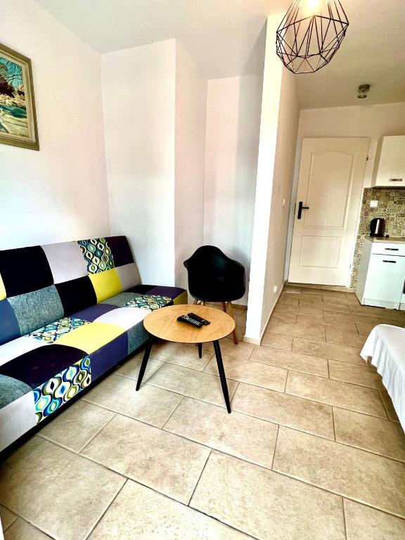 a living room with a couch and a table at Familly Apartament 5 in Międzyzdroje