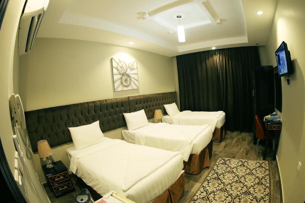 Postel nebo postele na pokoji v ubytování فندق المربع السابع Seventh Square Hotel