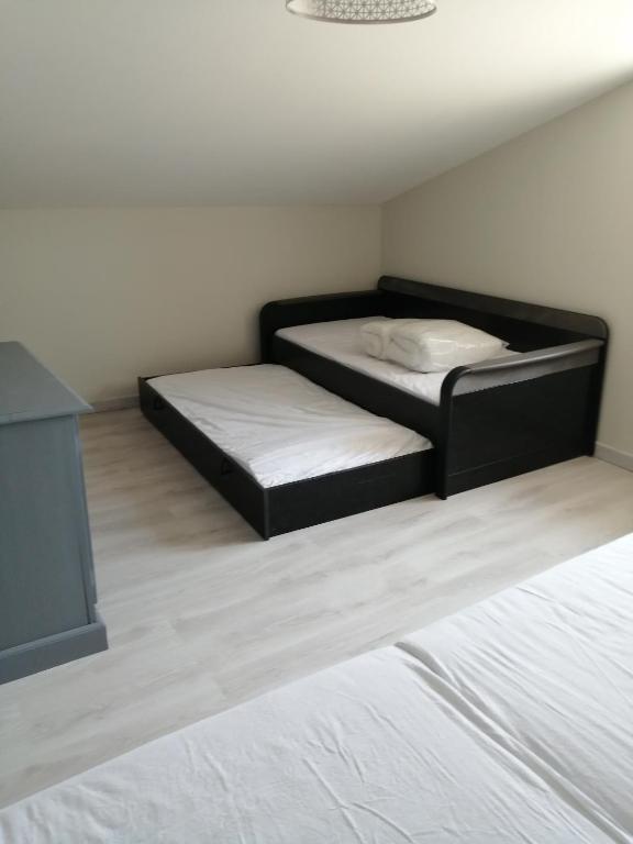 a bedroom with two beds in a room at Gite Bin Benaise sans linge in Pamproux