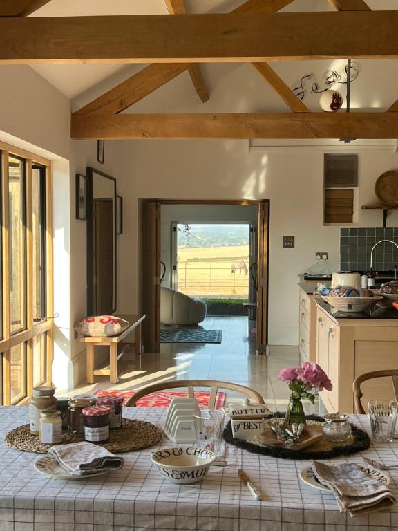 cocina con mesa en el centro de una habitación en Stunning 'Room with a view', en Banbury