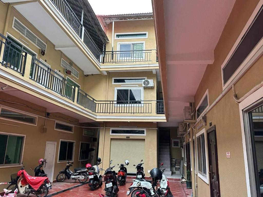 un grupo de motocicletas estacionadas en el pasillo de un edificio en 88 Apartment Sen Sok en Phnom Penh