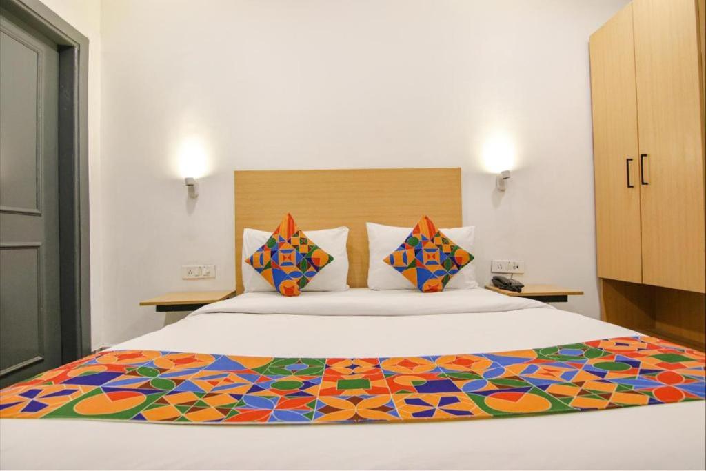 - une chambre avec un grand lit et une couverture colorée dans l'établissement Hotel The Rasa Near Welcome Metro Station, à New Delhi