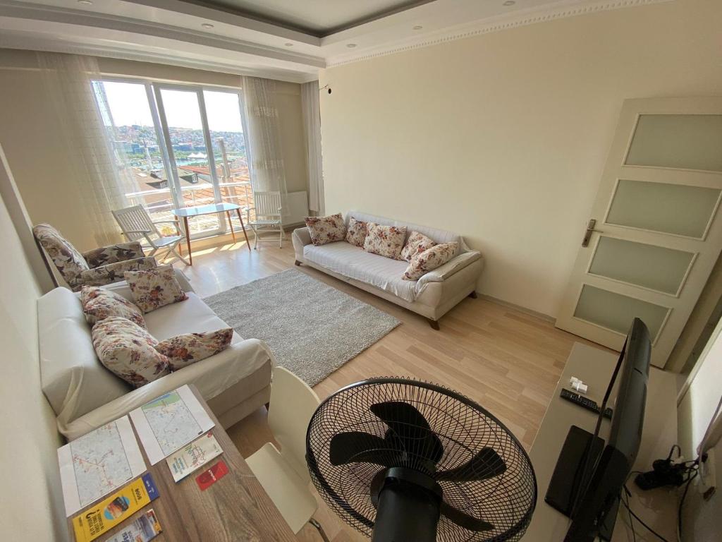 Sala de estar con 2 sofás y mesa en Charming, Quiet Flat wih a View and Working Space EYUP1, en Estambul