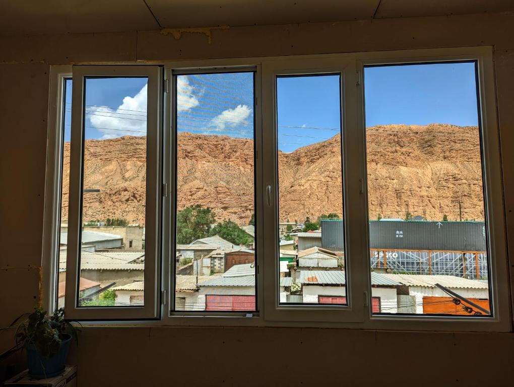 - une vue sur la ville depuis la fenêtre dans l'établissement Baitur, à Naryn