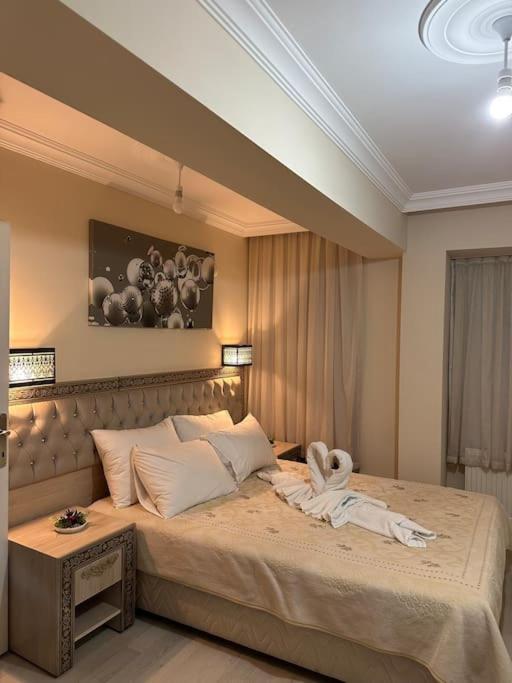 - une chambre avec un grand lit dans l'établissement Ak Home Dublex - apartment, à Çanakkale