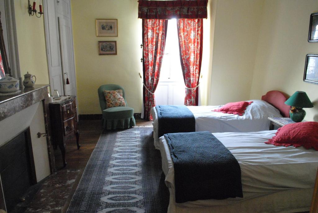 a hotel room with two beds and a window at Le Ragois in Richelieu