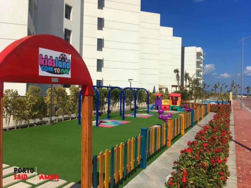 een speeltuin in een park met een speeltuin bij Porto Said Star شاليةمتكامل ثلاث ججرات ماستر ومطبخ ورسبشن دور أول على بحر وبسين in `Ezbet Shalabi el-Rûdi