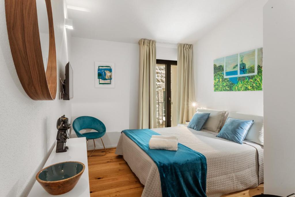 1 dormitorio con 1 cama con almohadas azules en FlaViArt, en Olbia