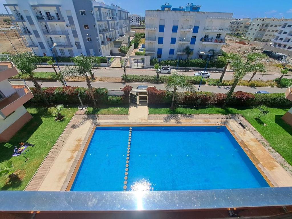 uma vista superior de uma piscina num edifício em très bel appartement avec piscine em Minaret de Mansuria
