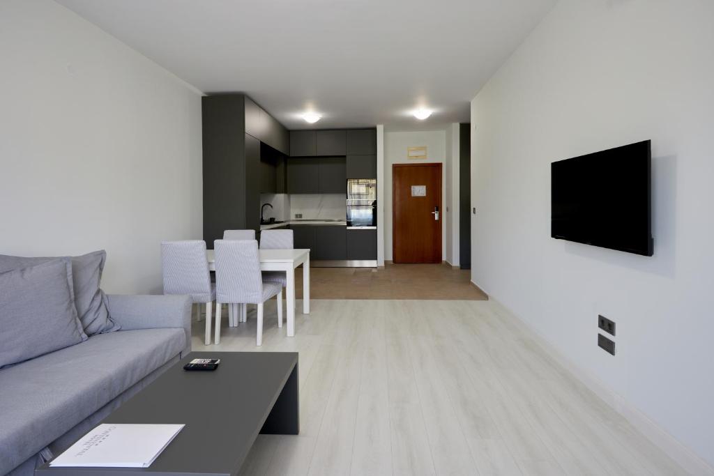Continental Apartments - One-Bedroom Apartment With Garden View And Balcony
