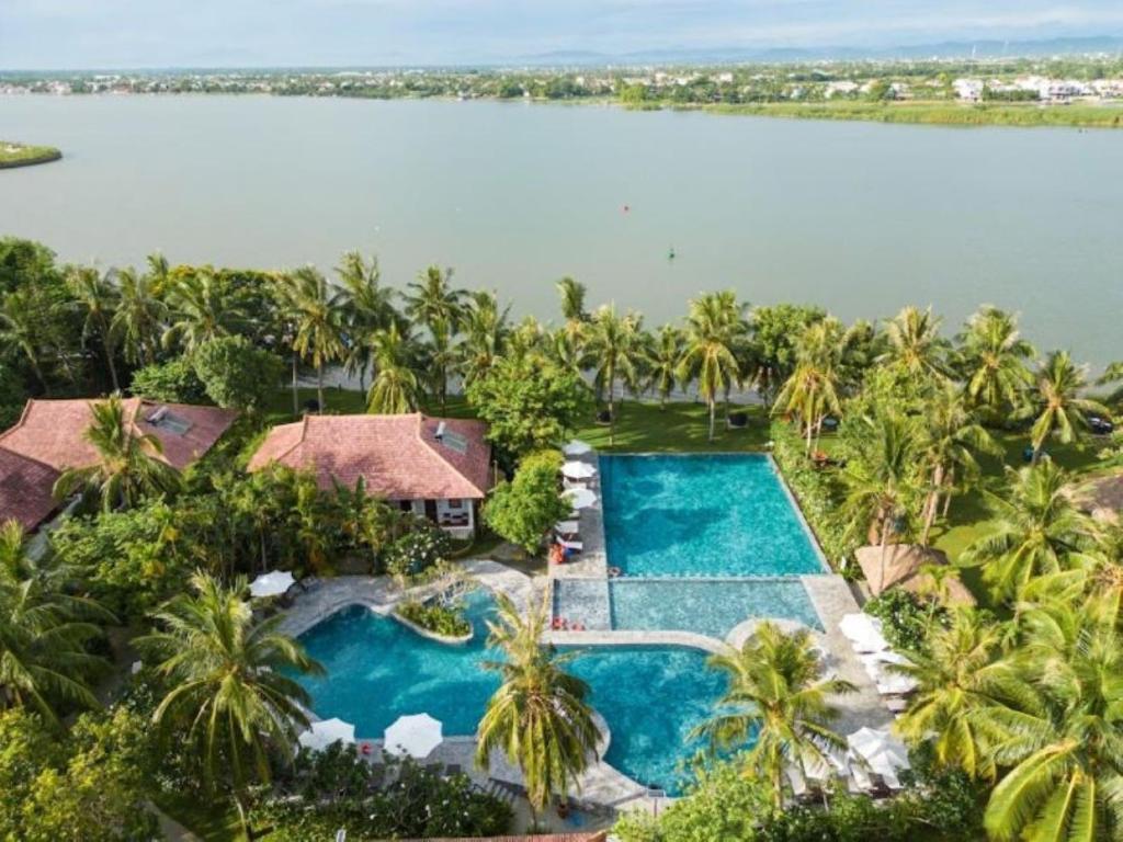 uma vista aérea de um resort com uma piscina em Vinh Hung Riverside Resort & Spa em Hoi An